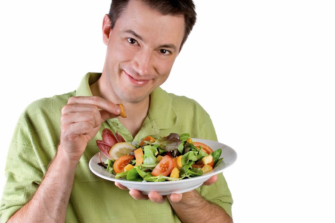 homem come salada de vegetais para ganhar potência