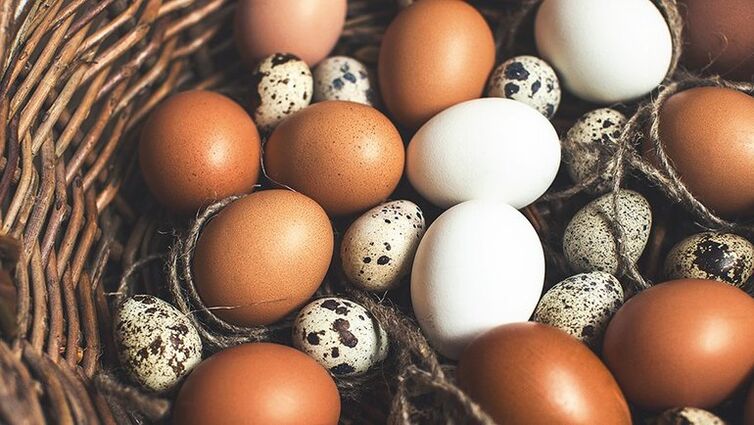Ovos de codorna e galinha devem ser adicionados à dieta de um homem para manter a potência. 