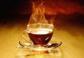 Bebida perfumada à base de chá, mel e vodka para fortalecer o poder masculino